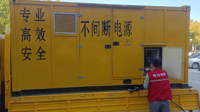 连州柴油发电机组和UPS电源配合使用时，如何避免切换过程中的电力中断？